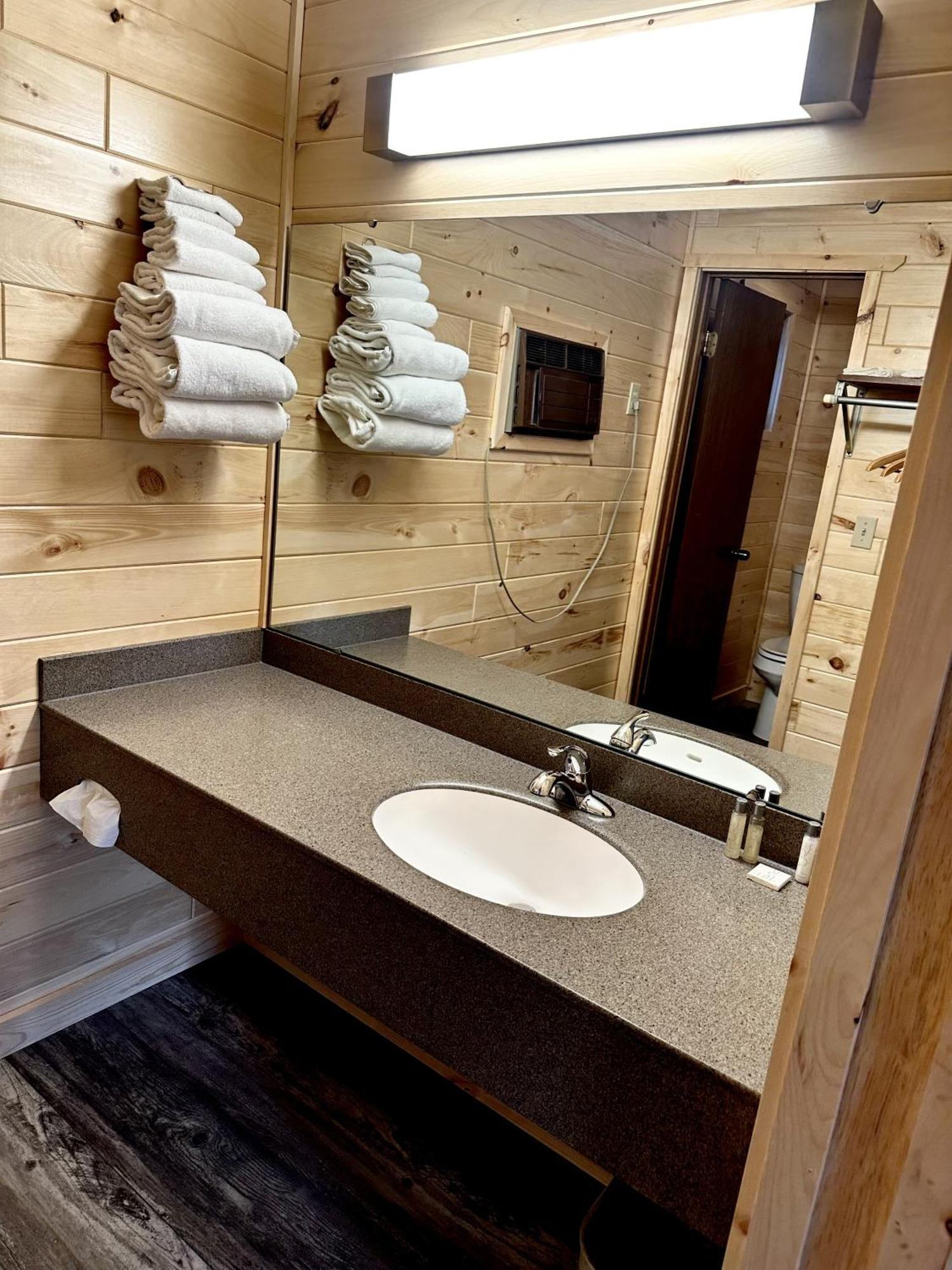 Bridgeview Motel Mackinaw City Bagian luar foto